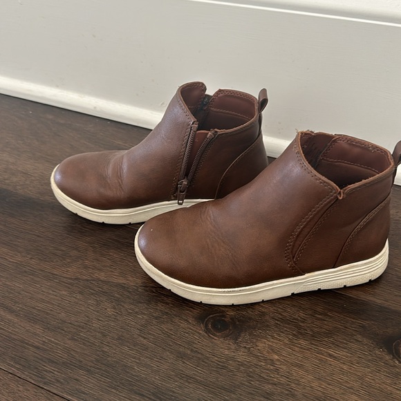 Cat&Jack brown winter boots size 13. Brown leather material with rubber soles. - Picture 2 of 4